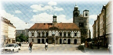 Der Alte Markt mit Blick auf das Rathaus und der Johanniskirche im Zentrum der Stadt Der Alte Markt mit Blick auf das Rathaus und der Johanniskirche im Zentrum der Stadt