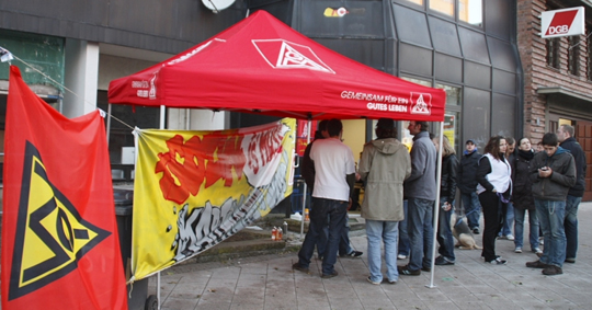 DGB-Jugend vor dem Gewerkschaftshaus